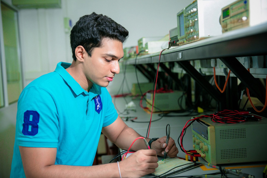 SLIIT Department of Electrical and Electronic Engineering provides pathways to develop professional and pioneering engineers