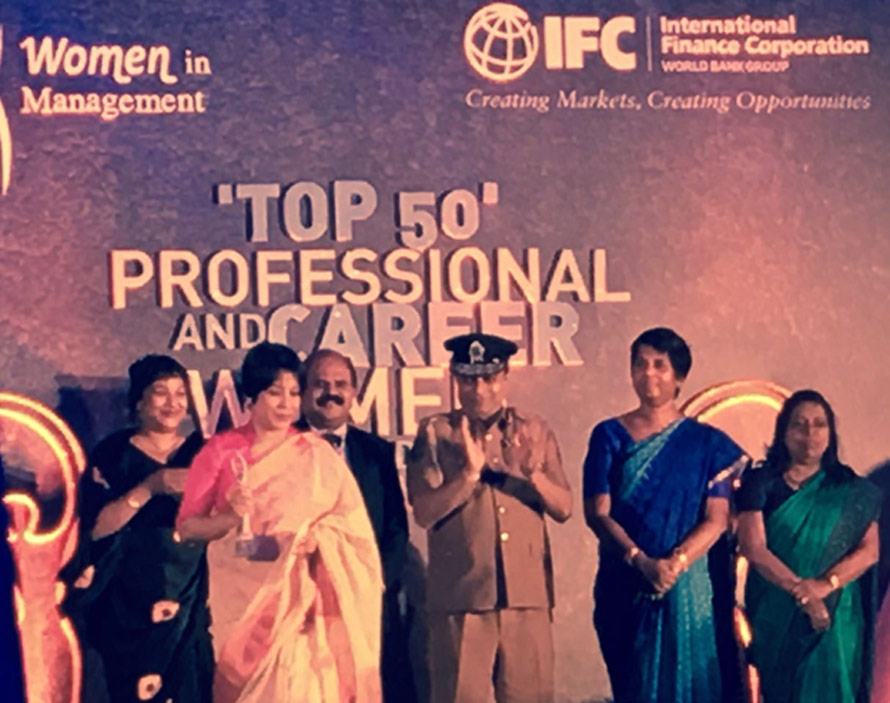 Women in Management confers Gold on Darshi Talpahewa of Hayleys at the Top 50 Professional Career Women Awards 2017