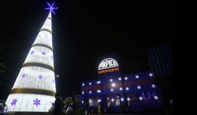 Arpico lights up giant Christmas tree at Hyde Park Supercentre