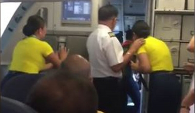 Pilot breaks down in tears giving farewell speech to passengers mid-air on his last flight ( video )