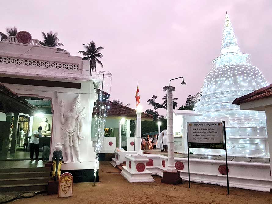 Swadeshi Khomba illuminates Keragala Raja Maha Viharaya for 07th consecutive year