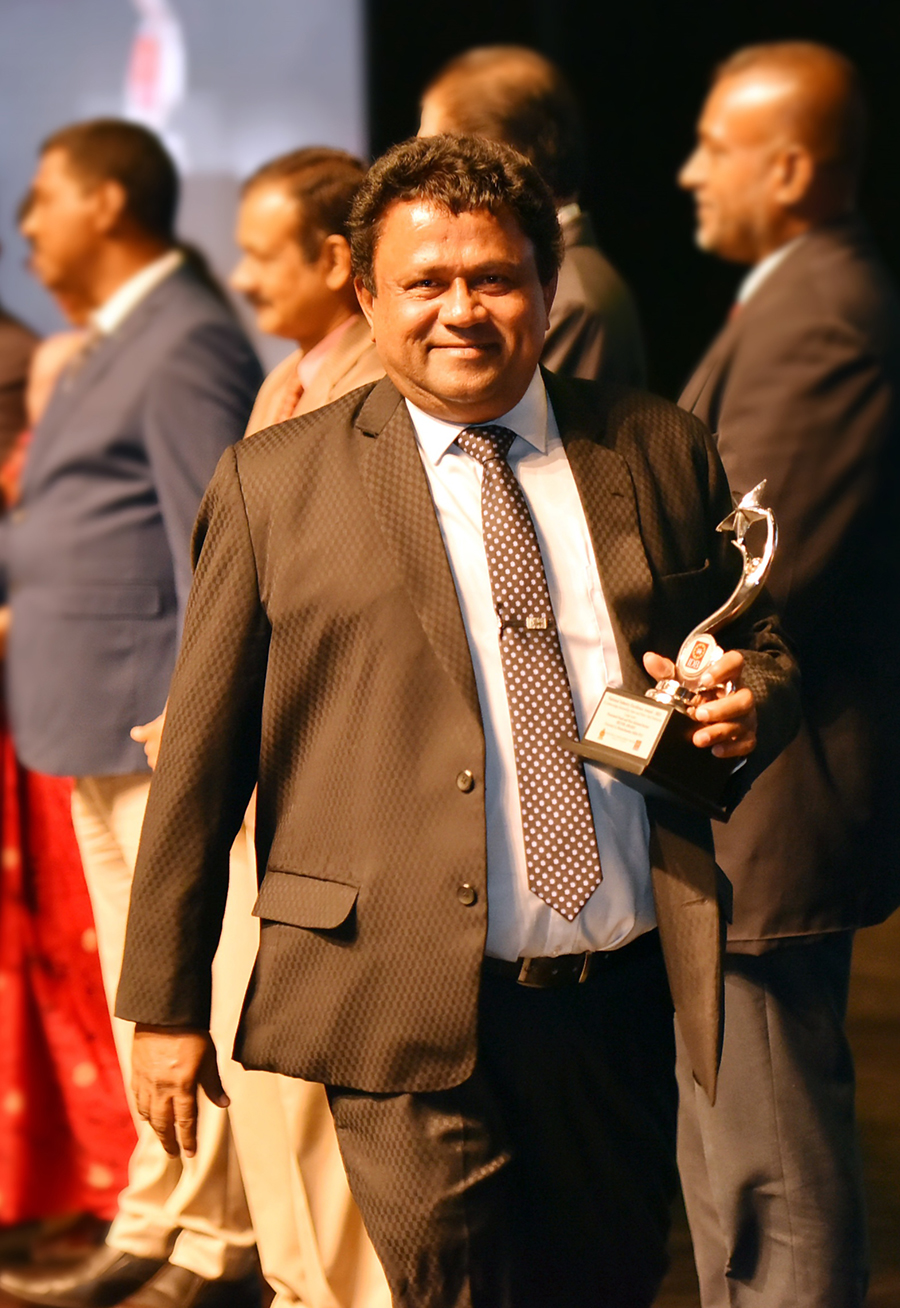 The Chairman of Andaradeniya Estate Pvt Ltd Dr. W. Jinadasa receiving the award