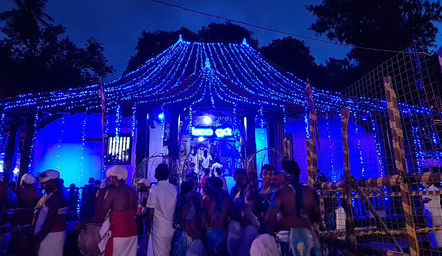 Swadeshi Khomba illuminates Devundara Uthpalawarna Sri Vishnu Maha Devalaya for the 14th consecutive year along with Mahanuwara Sri Maha Vishnu Devalaya