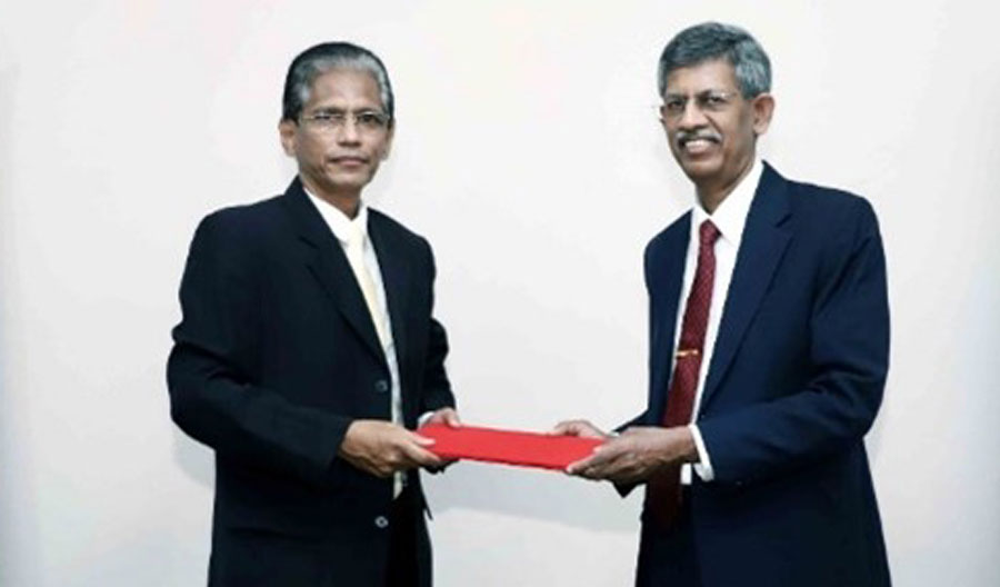 SLT MOBITEL facilitates Ceylon Chambers first ever Smart Membership Card in its 182 year history
