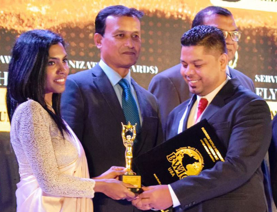 Managing Director of Global Air Connection Mohamed Sadikeen Mohamed Zafran receiving the award