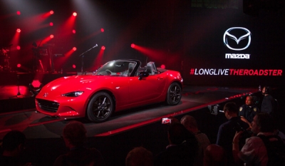 Mazda MX-5 shows its racing ambitions in Los Angeles ( Video )
