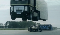 Renault truck jumps over Lotus F1 car and sets Guinness record ( Video )