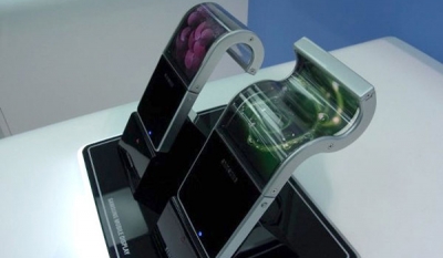 Samsung will make a foldable smartphone display in 2015